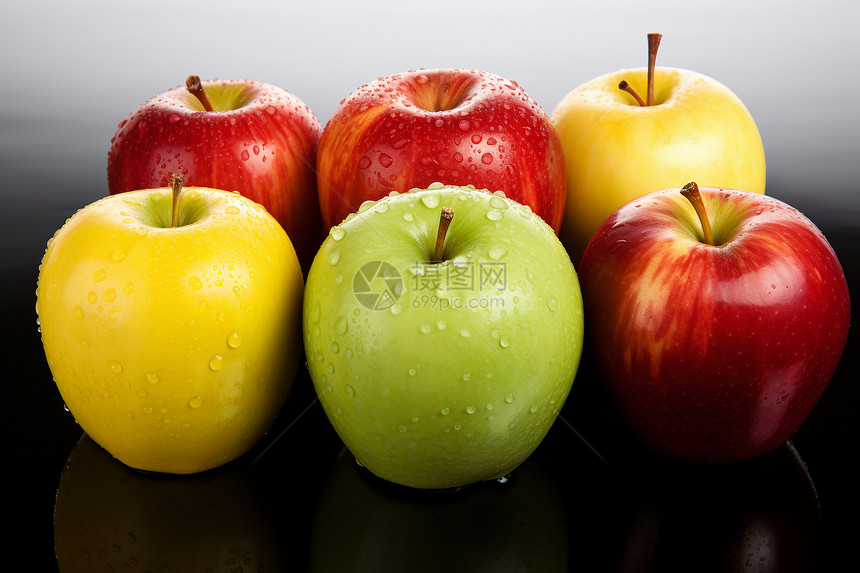 桌面上成熟的苹果水果图片