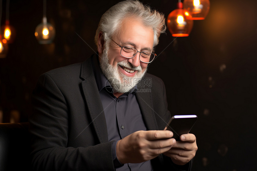 玩手机开心的老年人图片
