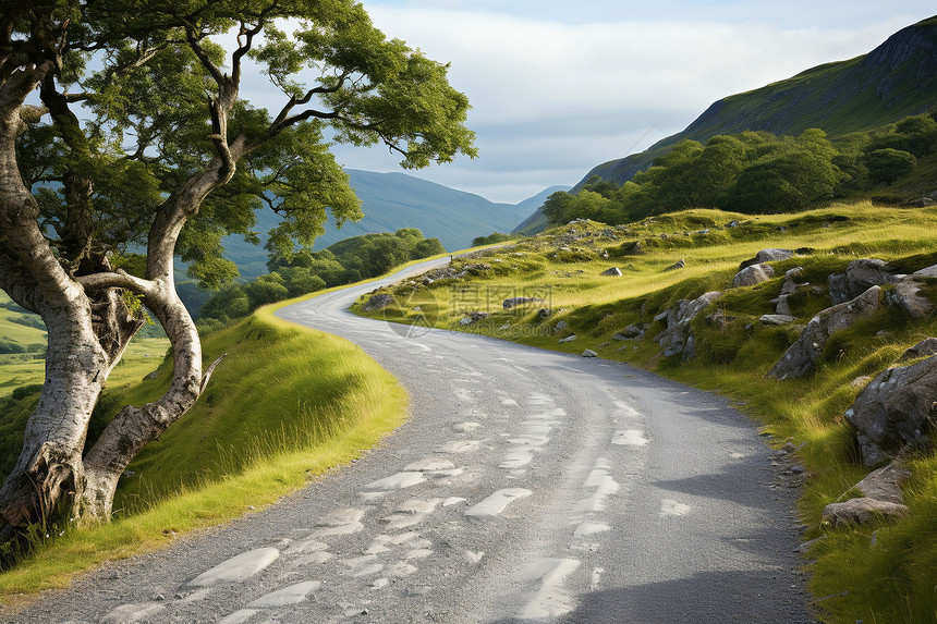 山峦上的公路图片