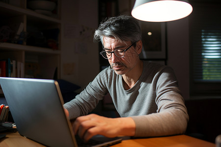 正在看电脑的中年男性背景图片