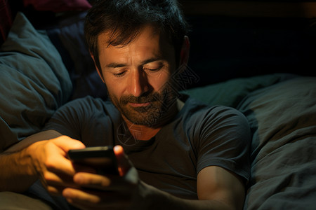 男子躺在床上看手机背景图片