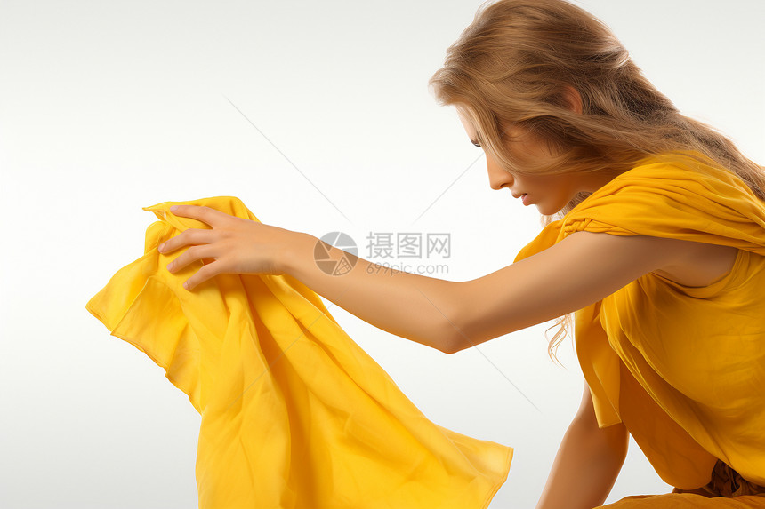 黄衣女子打扫整理图片