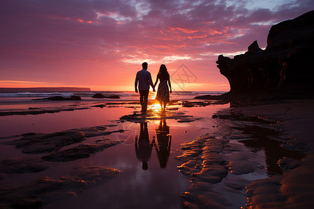 散步在海滩上的情侣情侣徜徉于沙滩上背景