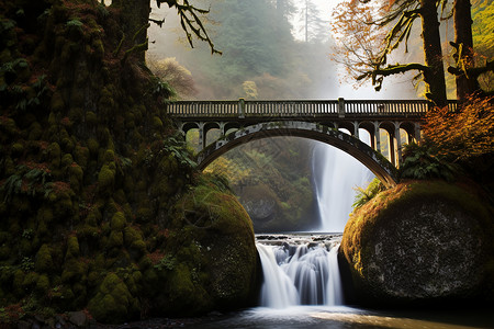 一座桥横跨瀑布背景图片