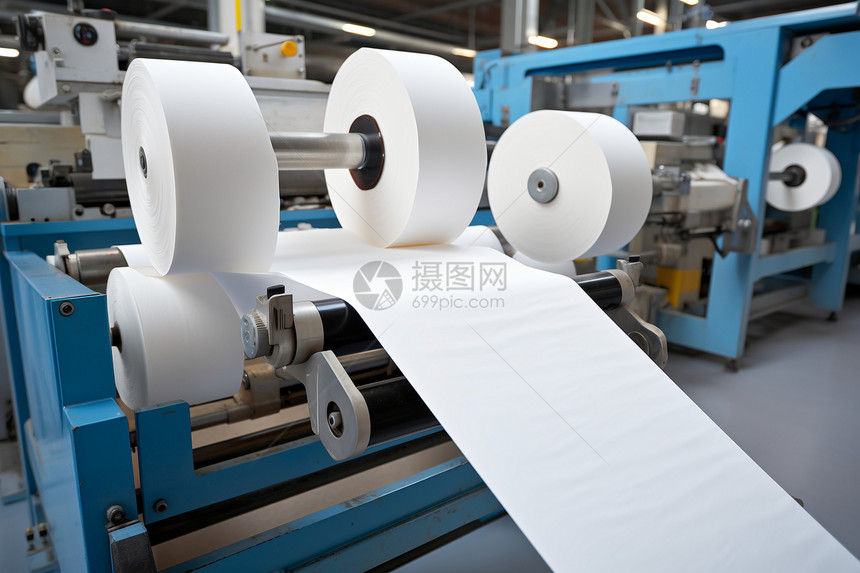 工厂内大型的卷纸机器图片