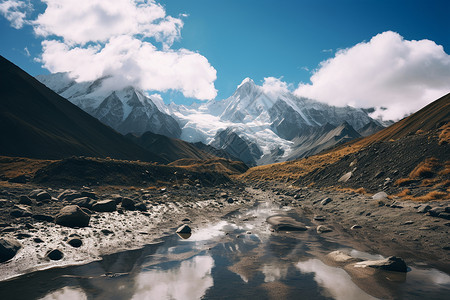 雪山下的河流背景图片