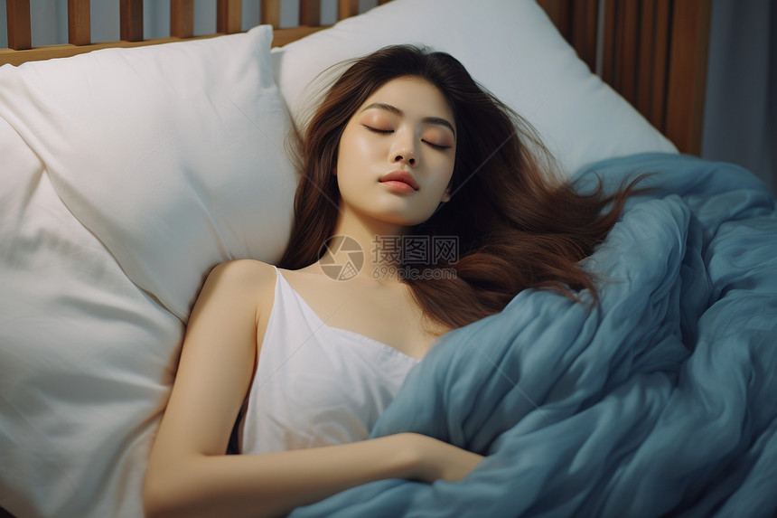 沉醉梦境的亚洲女子图片