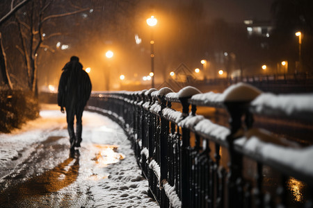 下雪夜晚夜晚漫步城市的孤独行者背景