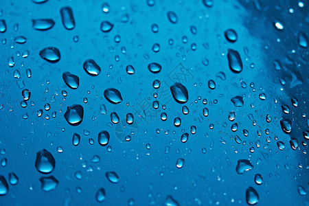 蓝色背景上的水滴背景图片
