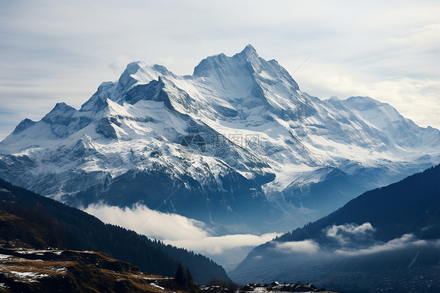 苍穹之巅的阿尔卑斯雪山景观图片
