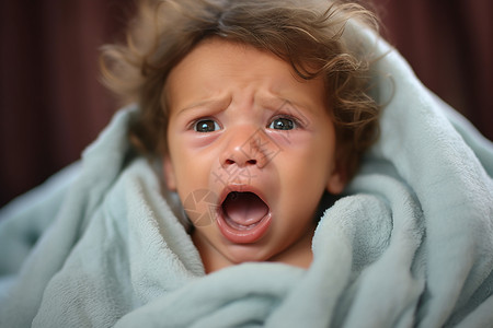 室内哭泣的可爱婴儿背景图片