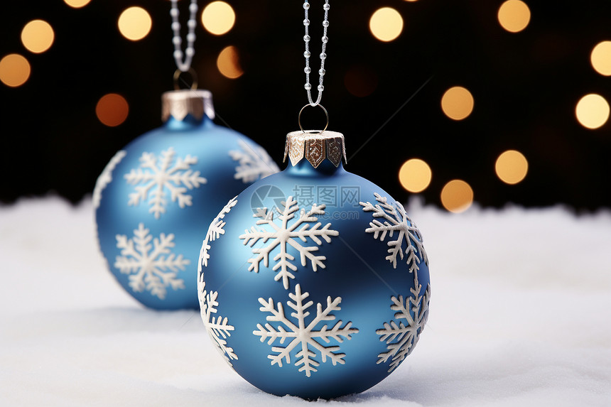 两个蓝色圣诞装饰品图片
