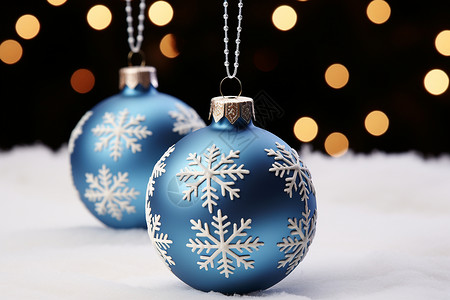 两个蓝色圣诞装饰品背景图片