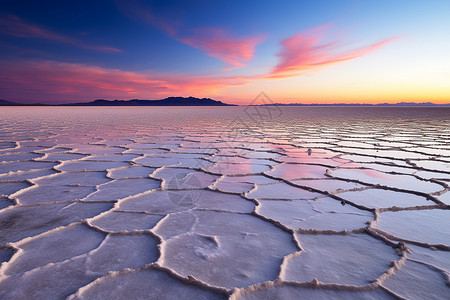 白色盐湖上的晨光高清图片
