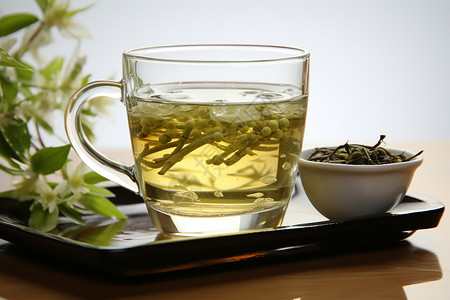 透明茶水和茶叶背景图片