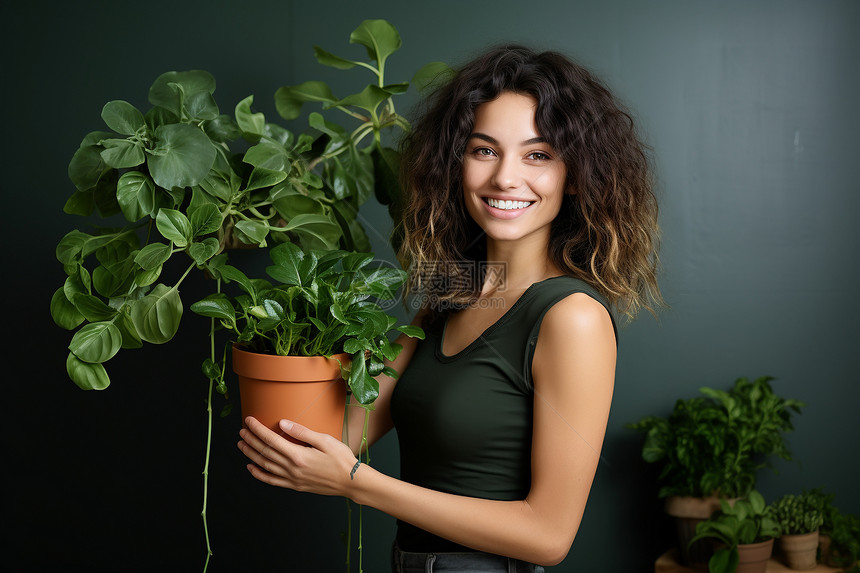 培育绿植盆栽的绿植女子图片