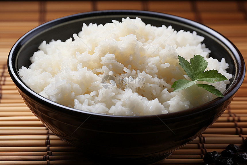 香喷喷的白米饭放在竹编餐垫上图片