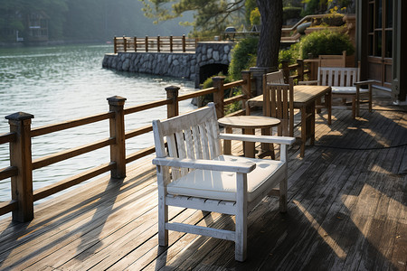 湖畔白色椅子背景图片