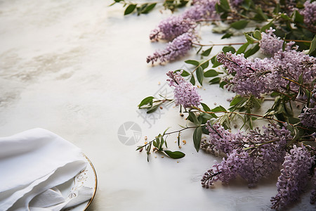 桌子上的紫丁香背景图片