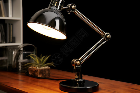 木质办公桌上的台灯背景图片