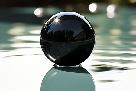 水中倒映的黑色球体背景图片