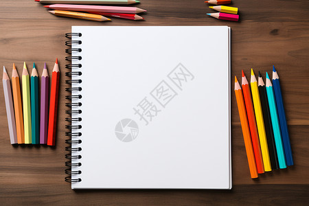 彩色铅笔和本子背景图片