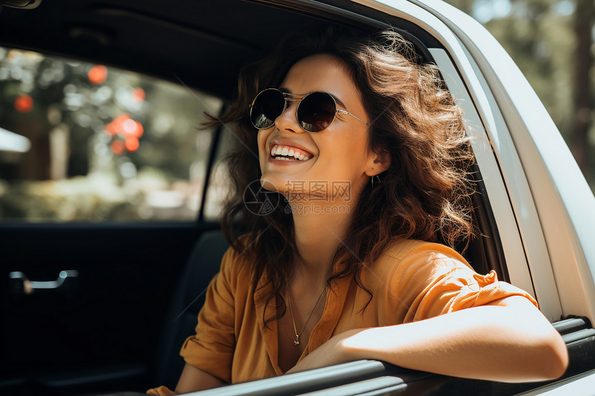女子戴着太阳镜坐在汽车里图片