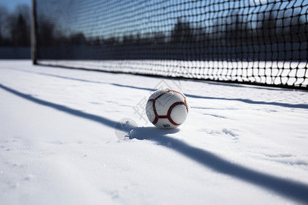 银白雪地中的足球高清图片