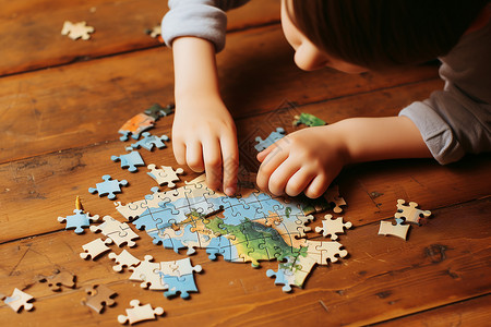 组合拼图一个小孩在家里的木地板上玩拼图背景