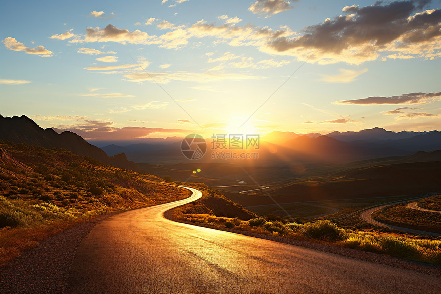 夕阳下穿越山谷的公路图片