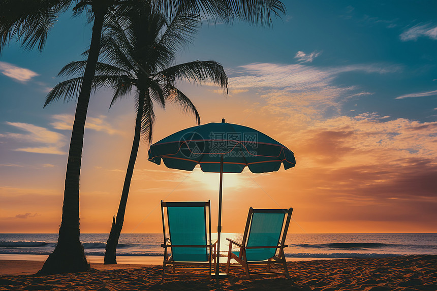 日落两把躺椅在沙滩上图片