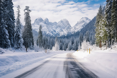 冰雪覆盖的山路背景图片