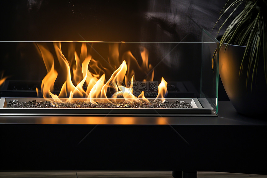 玻璃壁炉的炽热火焰图片