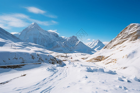 冬日户外的雪山背景图片