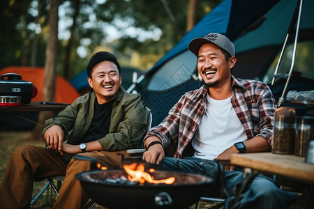 户外露营烧烤的中年男子背景图片