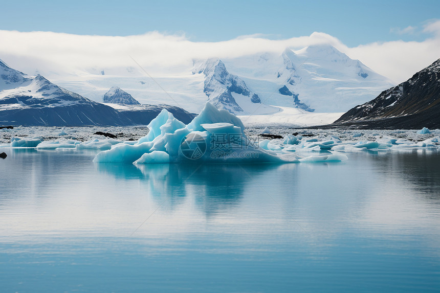 水中漂浮的大冰山图片