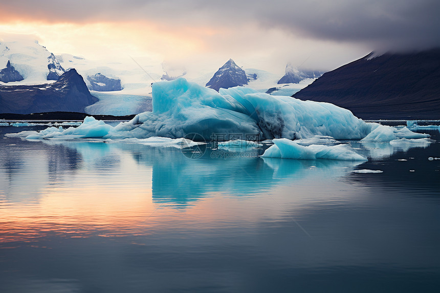 湖上漂浮的巨大冰山图片