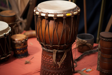 非洲土著非洲手鼓与其他传统木制乐器背景