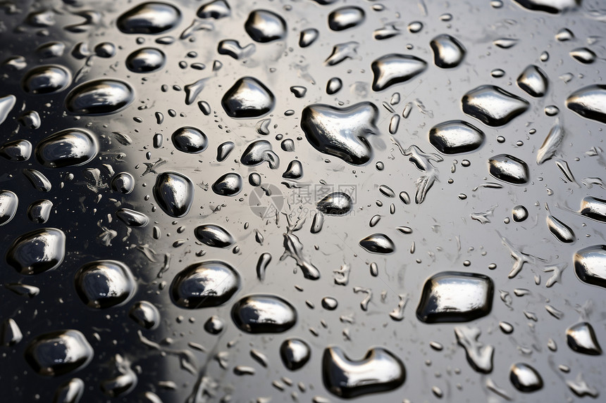 防水膜上的雨滴图片