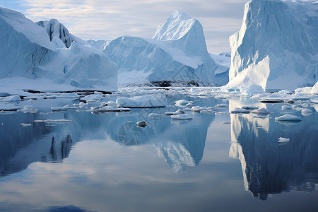 海面上的冰山背景图片