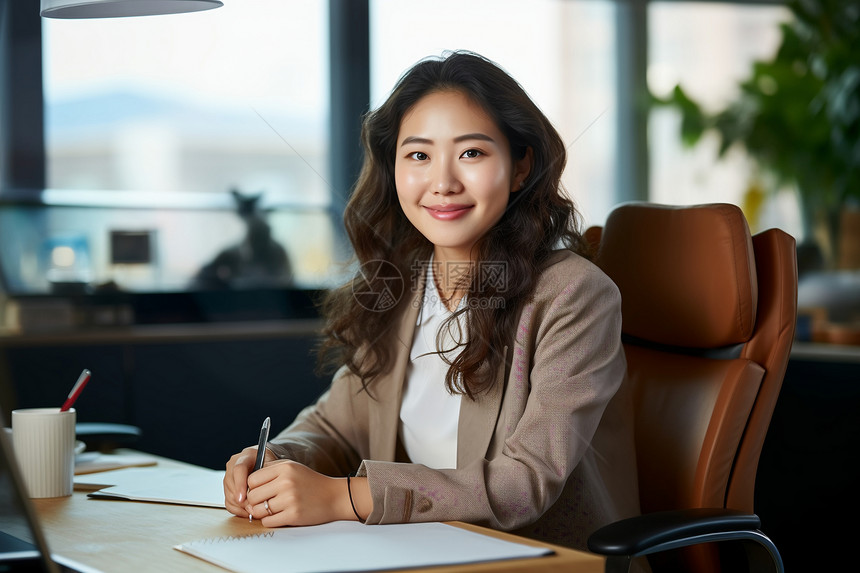 办公室里的职业女性图片