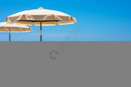 沙滩上的一排躺椅背景图片