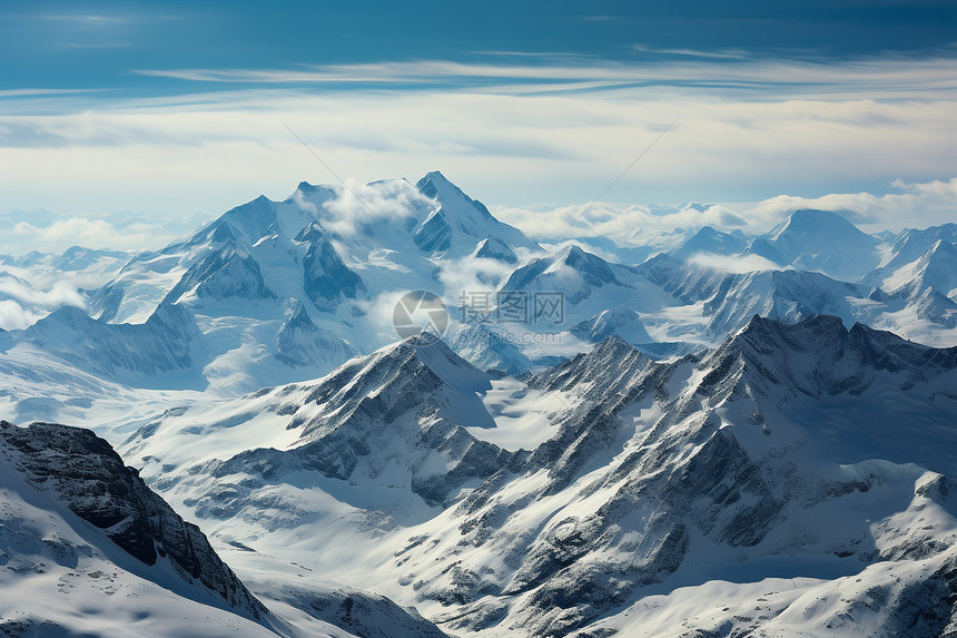 壮观的雪山山峰景观图片