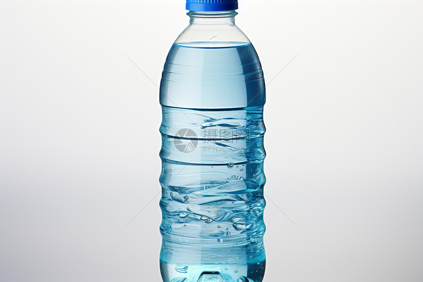 清新自然的矿泉水瓶图片