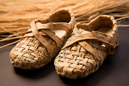 传统工艺的麻绳草鞋高清图片