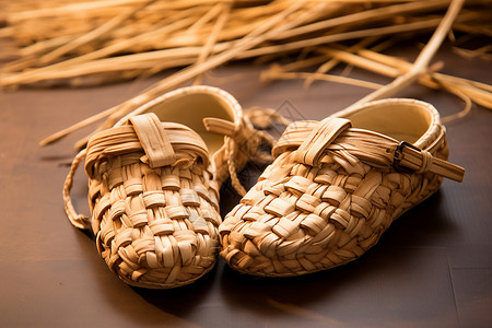 古朴的麻绳草鞋背景图片
