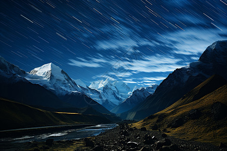 夜晚的山脉和流星背景图片