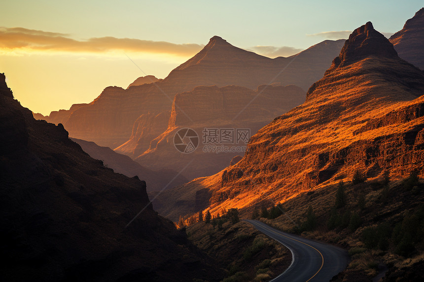 绵延山脉下的公路图片