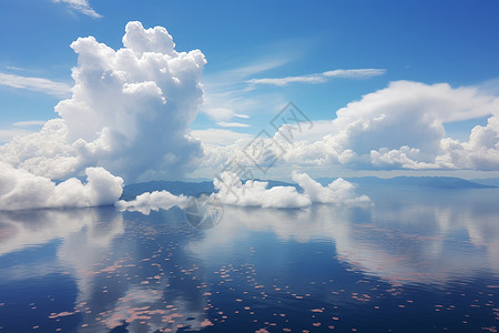 水面上飘浮的云朵背景图片
