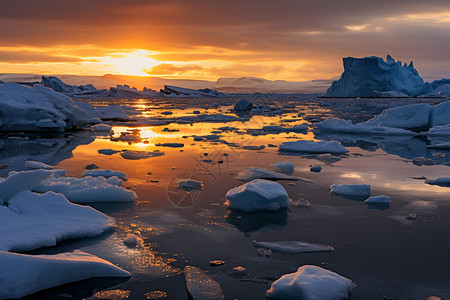 日落时北极冰川的美丽景观背景图片